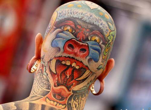  Холанѓанец ја покажува неговата тетоважа на задниот дел од главата на фестивал во Германија