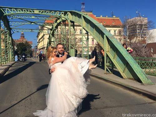 Во град од Русија, од каде е младата имало адет младоженецот да ја пренесе преку најблискиот мост. Венчавката беше во Зрењанин
