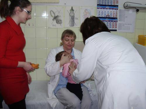 Вакцинирање со МРП вакцина, на внучето од одговораната сестра во Службата за превентивна здарвстена заштита на предучилишни деца